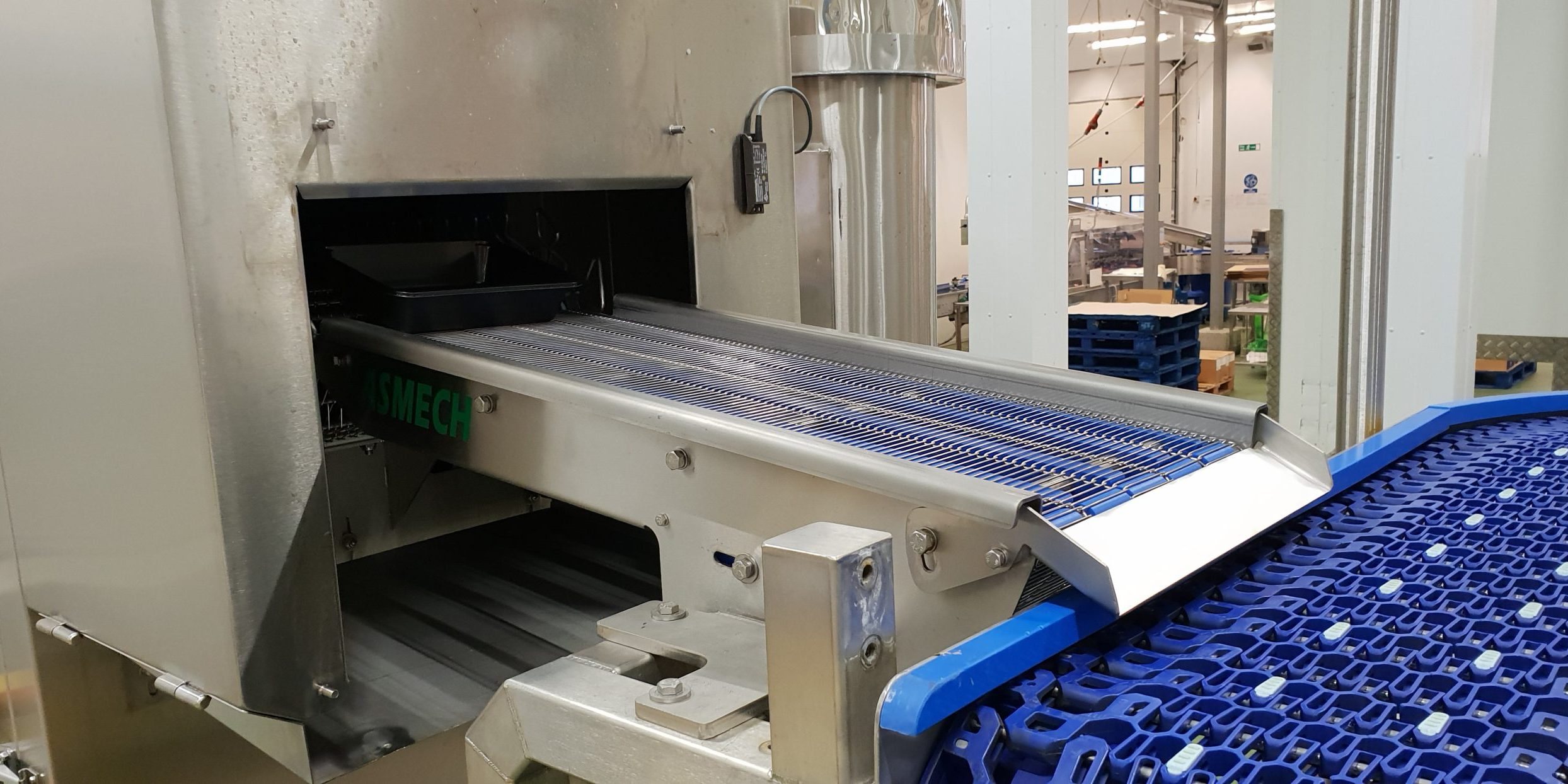 wire conveyor belt in action