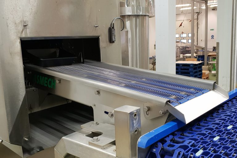 wire conveyor belt in action