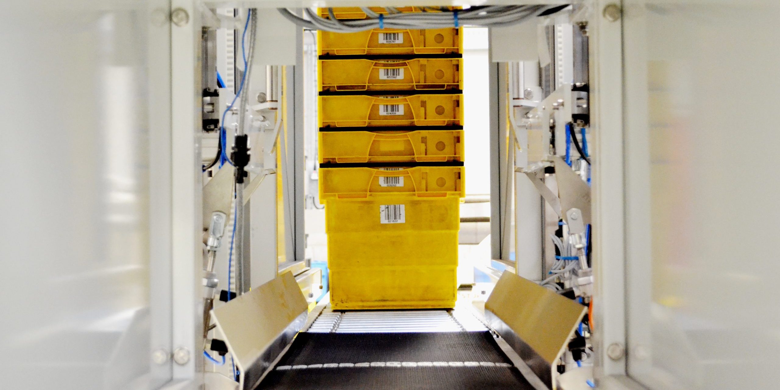 tote stackers and de-stackers tote stackers and de-stackers